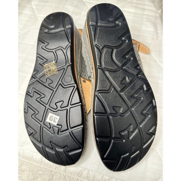 Flip Flops Sandals Tan Thong Low Wedge Embellishments Top Sz  8/39 Beachwear NEW - Picture 2 of 8